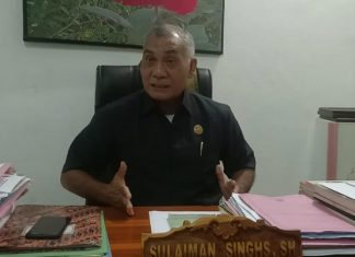 DPRD Alor Tegaskan Pemberhentian Enny Anggrek dari Jabatan Ketua Murni Pelanggaran Etik Wakil Ketua DPRD Alor Sulaiman Singh ketika jumpa pers soal kasus pemberhentian Enny Anggrek dari jabatan Ketua DPRD Alor, Selasa (6/12) di ruang kerjanya. (Foto: tribuanapos.net/demas).