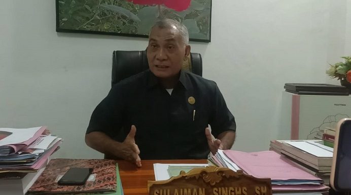 DPRD Alor Tegaskan Pemberhentian Enny Anggrek dari Jabatan Ketua Murni Pelanggaran Etik Wakil Ketua DPRD Alor Sulaiman Singh ketika jumpa pers soal kasus pemberhentian Enny Anggrek dari jabatan Ketua DPRD Alor, Selasa (6/12) di ruang kerjanya. (Foto: tribuanapos.net/demas).