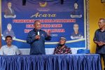 Pancang Papan Nama NasDem di Teluk Mutiara, Imanuel Blegur Ajak Kader Hindari Politik Identitas Ketua DPD NasDem Alor Dr. Imanuel E. Blegur (kedua kri), Kades Lendola Nikodemus Beli (kiri), Ketua DPC NasDem Teluk Mutiara Jonatan Donusina (ujung kanan) pada acara pemajangan papan DPC NasDem Teluk Mutiara, Jamat (6/1/2023) di Kampung Baru Desa Lendola.