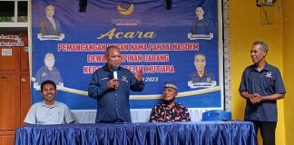 Pancang Papan Nama NasDem di Teluk Mutiara, Imanuel Blegur Ajak Kader Hindari Politik Identitas Ketua DPD NasDem Alor Dr. Imanuel E. Blegur (kedua kri), Kades Lendola Nikodemus Beli (kiri), Ketua DPC NasDem Teluk Mutiara Jonatan Donusina (ujung kanan) pada acara pemajangan papan DPC NasDem Teluk Mutiara, Jamat (6/1/2023) di Kampung Baru Desa Lendola.