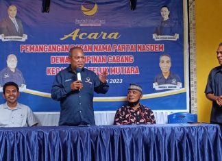 Pancang Papan Nama NasDem di Teluk Mutiara, Imanuel Blegur Ajak Kader Hindari Politik Identitas Ketua DPD NasDem Alor Dr. Imanuel E. Blegur (kedua kri), Kades Lendola Nikodemus Beli (kiri), Ketua DPC NasDem Teluk Mutiara Jonatan Donusina (ujung kanan) pada acara pemajangan papan DPC NasDem Teluk Mutiara, Jamat (6/1/2023) di Kampung Baru Desa Lendola.