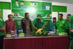 Peringati Harlah Ke-50, PPP Alor Optimistis Menang Pemilu 2024 Ketua Dewan Syariah DPC PPP Kabupaten Alor Mad Marweki (tengah), sementara memotong Nasi Tumpeng sebagai simbol syukuran Harlah PPP yang ke-50, Kamis (5/1) di Sekretariat PPP, Kelurahan Wetabua.