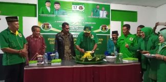 Peringati Harlah Ke-50, PPP Alor Optimistis Menang Pemilu 2024 Ketua Dewan Syariah DPC PPP Kabupaten Alor Mad Marweki (tengah), sementara memotong Nasi Tumpeng sebagai simbol syukuran Harlah PPP yang ke-50, Kamis (5/1) di Sekretariat PPP, Kelurahan Wetabua.