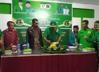 Peringati Harlah Ke-50, PPP Alor Optimistis Menang Pemilu 2024 Ketua Dewan Syariah DPC PPP Kabupaten Alor Mad Marweki (tengah), sementara memotong Nasi Tumpeng sebagai simbol syukuran Harlah PPP yang ke-50, Kamis (5/1) di Sekretariat PPP, Kelurahan Wetabua.