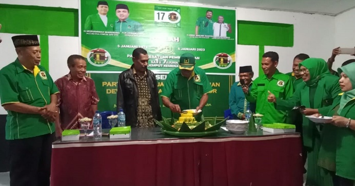 Ketua Dewan Syariah DPC PPP Kabupaten Alor Mad Marweki (tengah), sementara memotong Nasi Tumpeng sebagai simbol syukuran Harlah PPP yang ke-50, Kamis (5/1) di Sekretariat PPP, Kelurahan Wetabua.