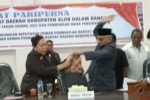 Ricuh!! Rapat Paripurna Pemberhentian Ketua DPRD Alor, Pimpinan DPRD Saling Baku Rampas Palu Aksi Enny Anggrek dan Sulaiman Singh saling baku rampus palu dan dokumen saat Rapat Paripurna pemberhentian Enny Anggrek dari jabatan Ketua DPRD, Rabu (4/1) di kantor DPRD, Kalabahi Kota.