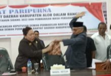 Ricuh!! Rapat Paripurna Pemberhentian Ketua DPRD Alor, Pimpinan DPRD Saling Baku Rampas Palu Aksi Enny Anggrek dan Sulaiman Singh saling baku rampus palu dan dokumen saat Rapat Paripurna pemberhentian Enny Anggrek dari jabatan Ketua DPRD, Rabu (4/1) di kantor DPRD, Kalabahi Kota.