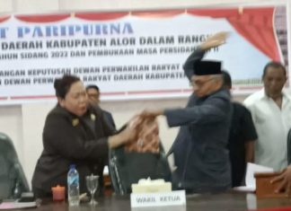 Ricuh!! Rapat Paripurna Pemberhentian Ketua DPRD Alor, Pimpinan DPRD Saling Baku Rampas Palu Aksi Enny Anggrek dan Sulaiman Singh saling baku rampus palu dan dokumen saat Rapat Paripurna pemberhentian Enny Anggrek dari jabatan Ketua DPRD, Rabu (4/1) di kantor DPRD, Kalabahi Kota.