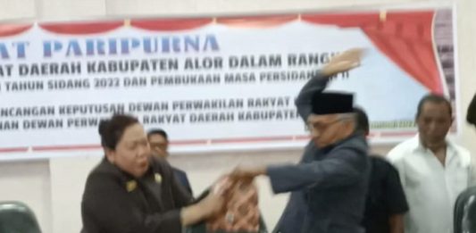 Ricuh!! Rapat Paripurna Pemberhentian Ketua DPRD Alor, Pimpinan DPRD Saling Baku Rampas Palu Aksi Enny Anggrek dan Sulaiman Singh saling baku rampus palu dan dokumen saat Rapat Paripurna pemberhentian Enny Anggrek dari jabatan Ketua DPRD, Rabu (4/1) di kantor DPRD, Kalabahi Kota.