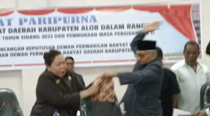 Ricuh!! Rapat Paripurna Pemberhentian Ketua DPRD Alor, Pimpinan DPRD Saling Baku Rampas Palu Aksi Enny Anggrek dan Sulaiman Singh saling baku rampus palu dan dokumen saat Rapat Paripurna pemberhentian Enny Anggrek dari jabatan Ketua DPRD, Rabu (4/1) di kantor DPRD, Kalabahi Kota.