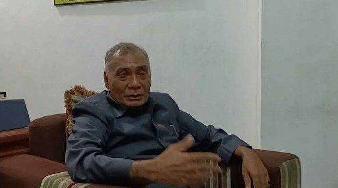 Umumkan Pemberhentian Ketua DPRD Alor Sah Sesuai Ketentuan TATIB, DPRD Akan Surati Gubernur Wakil Ketua DPRD Alor, Sulaiman Singh, SH ketika konferensi per, Rabu (1/4) di ruang kerjanya. (Foto: tribuanapos.net/demas).