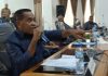 Paripurna Ricuh, F-PDIP Tolak Agenda Pembacaan Putusan Pemberhentian Ketua DPRD Alor Anggota DPRD Alor F-PDIP, Zabdi Magangsau ketika berbicara menolak agenda rapat paripurna pemberhentian Enny Anggrek dari Jabatan Ketua DPRD Alor, Rabu (4/1) di kantor DPRD, Kalabahi Kota.