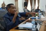 Paripurna Ricuh, F-PDIP Tolak Agenda Pembacaan Putusan Pemberhentian Ketua DPRD Alor Anggota DPRD Alor F-PDIP, Zabdi Magangsau ketika berbicara menolak agenda rapat paripurna pemberhentian Enny Anggrek dari Jabatan Ketua DPRD Alor, Rabu (4/1) di kantor DPRD, Kalabahi Kota.