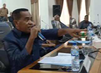 Paripurna Ricuh, F-PDIP Tolak Agenda Pembacaan Putusan Pemberhentian Ketua DPRD Alor Anggota DPRD Alor F-PDIP, Zabdi Magangsau ketika berbicara menolak agenda rapat paripurna pemberhentian Enny Anggrek dari Jabatan Ketua DPRD Alor, Rabu (4/1) di kantor DPRD, Kalabahi Kota.