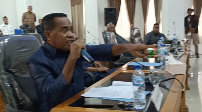 Anggota DPRD Alor F-PDIP, Zabdi Magangsau ketika berbicara menolak agenda rapat paripurna pemberhentian Enny Anggrek dari Jabatan Ketua DPRD Alor, Rabu (4/1) di kantor DPRD, Kalabahi Kota.