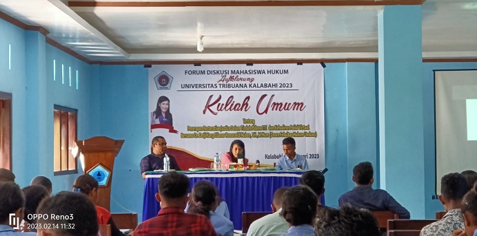 Dr. Detji Nuban memberikan kuliah umum kepada mahasiswa Fakultas Hukum Untrib. (Foto: doc tribuanapos.net).