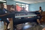 Ketua Komisi III DPRD Alor Dony Mooy Bantu Pemuda Mesin Cetak Baliho Ketua Komisi III DPRD Alor Dony M. Mooy serahkan bantuan mesin cetak bantuan Pokir ke pemuda Nusa Kenari. (Foto: doc tribuanapos.net).