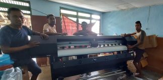 Ketua Komisi III DPRD Alor Dony Mooy Bantu Pemuda Mesin Cetak Baliho Ketua Komisi III DPRD Alor Dony M. Mooy serahkan bantuan mesin cetak bantuan Pokir ke pemuda Nusa Kenari. (Foto: doc tribuanapos.net).