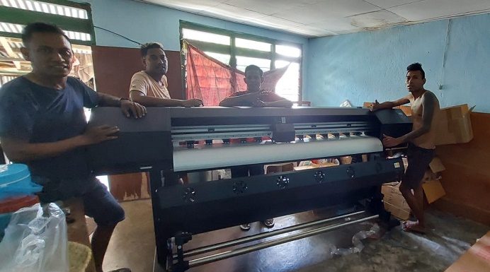 Ketua Komisi III DPRD Alor Dony Mooy Bantu Pemuda Mesin Cetak Baliho Ketua Komisi III DPRD Alor Dony M. Mooy serahkan bantuan mesin cetak bantuan Pokir ke pemuda Nusa Kenari. (Foto: doc tribuanapos.net).