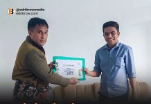Platform Pariwisata NTT “Www.Eastnusatenggara.Id” Terpilih Pemenang Indonesia Website Awards 2022 Edri Sengaji (kanan) ketika melakukan MoU dengan Dinas Pariwisata NTT, Jumat (24/2) di Kota Kupang. (Foto: doc tribuanapos.net).