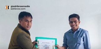 Platform Pariwisata NTT “Www.Eastnusatenggara.Id” Terpilih Pemenang Indonesia Website Awards 2022 Edri Sengaji (kanan) ketika melakukan MoU dengan Dinas Pariwisata NTT, Jumat (24/2) di Kota Kupang. (Foto: doc tribuanapos.net).
