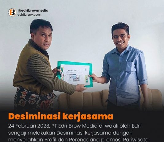 Platform Pariwisata NTT “Www.Eastnusatenggara.Id” Terpilih Pemenang Indonesia Website Awards 2022 Edri Sengaji (kanan) ketika melakukan MoU dengan Dinas Pariwisata NTT, Jumat (24/2) di Kota Kupang. (Foto: doc tribuanapos.net).