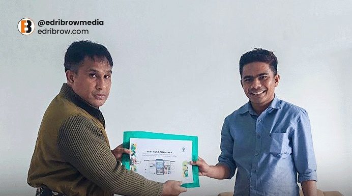 Platform Pariwisata NTT “Www.Eastnusatenggara.Id” Terpilih Pemenang Indonesia Website Awards 2022 Edri Sengaji (kanan) ketika melakukan MoU dengan Dinas Pariwisata NTT, Jumat (24/2) di Kota Kupang. (Foto: doc tribuanapos.net).