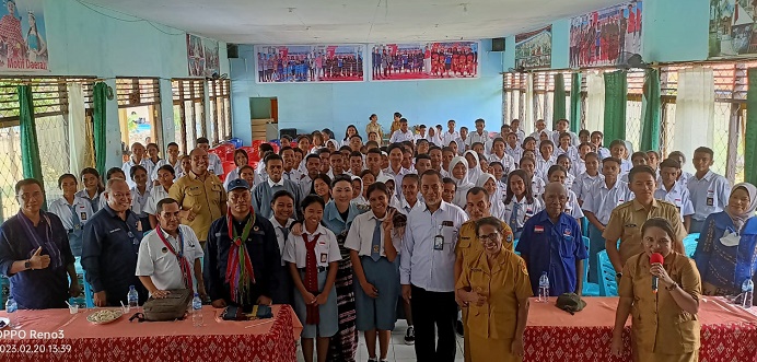 Julie Sutrisno Laiskodat foto bersama siswa dan guru SMK Negeri 1 Kalabahi, usai dialog dengan mereka, Senin (20/2) di Kalabahi.