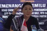 DPP NasDem Benarkan Viktor Laiskodat Tak Maju Pilgub 2024, Julie: Viktor Laiskodat itu Gila ya Julie Sutrisno Laiskodat membenarkan Gubernur Viktor Laiskodat tak maju bertarung di Pilgub 2024, saat ketika jumpa pers di kantor DPD NasDem Alor, Senin (20/2) di Lipa, Kalabahi.