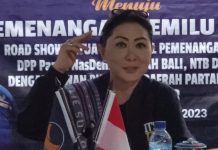DPP NasDem Benarkan Viktor Laiskodat Tak Maju Pilgub 2024, Julie: Viktor Laiskodat itu Gila ya Julie Sutrisno Laiskodat membenarkan Gubernur Viktor Laiskodat tak maju bertarung di Pilgub 2024, saat ketika jumpa pers di kantor DPD NasDem Alor, Senin (20/2) di Lipa, Kalabahi.