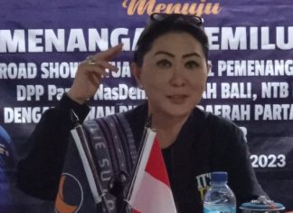 DPP NasDem Benarkan Viktor Laiskodat Tak Maju Pilgub 2024, Julie: Viktor Laiskodat itu Gila ya Julie Sutrisno Laiskodat membenarkan Gubernur Viktor Laiskodat tak maju bertarung di Pilgub 2024, saat ketika jumpa pers di kantor DPD NasDem Alor, Senin (20/2) di Lipa, Kalabahi.