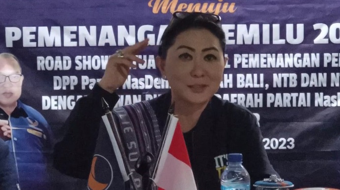 Julie Sutrisno Laiskodat membenarkan Gubernur Viktor Laiskodat tak maju bertarung di Pilgub 2024, saat ketika jumpa pers di kantor DPD NasDem Alor, Senin (20/2) di Lipa, Kalabahi.
