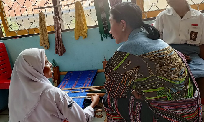 Julie Sutrisno Laiskodat melihat penenun anak SMK saat Kunker ke SMK Negeri 1 Kalabahi, Senin (20/2).