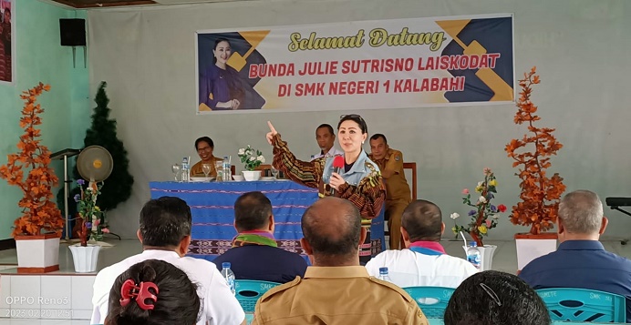Julie Sutrisno Laiskodat kunker ke SMK Negeri 1 Kalabahi Alor, Senin (20/2) di Kalabahi.