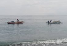 Terdampar di Alor Timur, 2 Nelayan RDTL Diantar Pulang Warga Kolana, Mereka Disambut Meriah di Timor Leste Nelayan Timor Leste Dominggus Pareira (perahu kanan) saat diantar Nelayan Kolana Oktovianus Pokinanga ketika tiba di Distrik Liqiusa Timor Leste, Rabu (22/2).