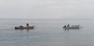 Terdampar di Alor Timur, 2 Nelayan RDTL Diantar Pulang Warga Kolana, Mereka Disambut Meriah di Timor Leste Nelayan Timor Leste Dominggus Pareira (perahu kanan) saat diantar Nelayan Kolana Oktovianus Pokinanga ketika tiba di Distrik Liqiusa Timor Leste, Rabu (22/2).