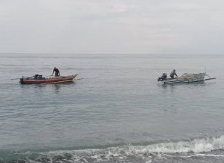 Terdampar di Alor Timur, 2 Nelayan RDTL Diantar Pulang Warga Kolana, Mereka Disambut Meriah di Timor Leste Nelayan Timor Leste Dominggus Pareira (perahu kanan) saat diantar Nelayan Kolana Oktovianus Pokinanga ketika tiba di Distrik Liqiusa Timor Leste, Rabu (22/2).