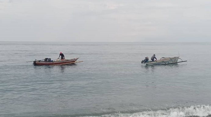 Terdampar di Alor Timur, 2 Nelayan RDTL Diantar Pulang Warga Kolana, Mereka Disambut Meriah di Timor Leste Nelayan Timor Leste Dominggus Pareira (perahu kanan) saat diantar Nelayan Kolana Oktovianus Pokinanga ketika tiba di Distrik Liqiusa Timor Leste, Rabu (22/2).