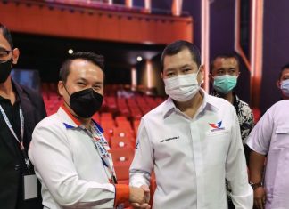 Rocky Winaryo Masuk Bursa Kandidat Pilkada Kota Kupang Tahun 2024 Ketua DPD Perindo Kabupaten Alor Rocky Winaryo (kiri) foto bersama Ketua Umum Partai Perindo Hary Tanoesoedibjo dalam suatu kegiatan partai di Jakarta belum lama ini. (Foto: doc tribuanapos.net).