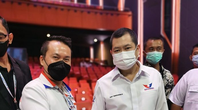 Rocky Winaryo Masuk Bursa Kandidat Pilkada Kota Kupang Tahun 2024 Ketua DPD Perindo Kabupaten Alor Rocky Winaryo (kiri) foto bersama Ketua Umum Partai Perindo Hary Tanoesoedibjo dalam suatu kegiatan partai di Jakarta belum lama ini. (Foto: doc tribuanapos.net).