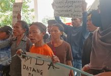Belum Terima Dana Tunggu Hunian Senilai Rp 582 Juta, Warga Korban Seroja Alor Duga Dana Itu Dikorupsi Warga korban Bencana Seroja di Alor Timur Laut menggelar unjuk rasa di depan kantor BPBD Alor, Senin (13/3) di Kalabahi, menuntut pertanggungjawaban hukum atas dugaan korupsi proyek perumahan Seroja senilai Rp 54 Miliar karena rumah mereka yang dikerjakan itu tak layak huni.