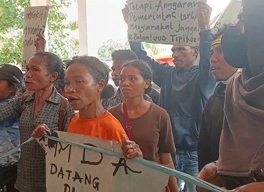 Belum Terima Dana Tunggu Hunian Senilai Rp 582 Juta, Warga Korban Seroja Alor Duga Dana Itu Dikorupsi Warga korban Bencana Seroja di Alor Timur Laut menggelar unjuk rasa di depan kantor BPBD Alor, Senin (13/3) di Kalabahi, menuntut pertanggungjawaban hukum atas dugaan korupsi proyek perumahan Seroja senilai Rp 54 Miliar karena rumah mereka yang dikerjakan itu tak layak huni.