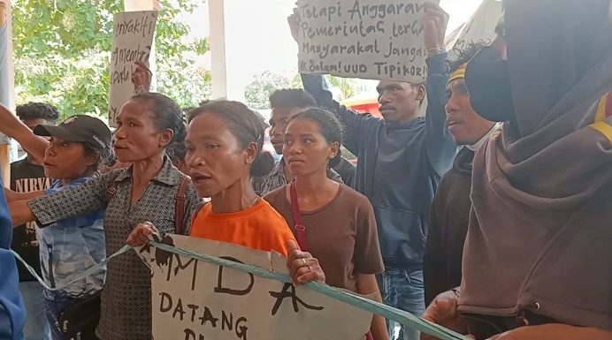 Belum Terima Dana Tunggu Hunian Senilai Rp 582 Juta, Warga Korban Seroja Alor Duga Dana Itu Dikorupsi Warga korban Bencana Seroja di Alor Timur Laut menggelar unjuk rasa di depan kantor BPBD Alor, Senin (13/3) di Kalabahi, menuntut pertanggungjawaban hukum atas dugaan korupsi proyek perumahan Seroja senilai Rp 54 Miliar karena rumah mereka yang dikerjakan itu tak layak huni.