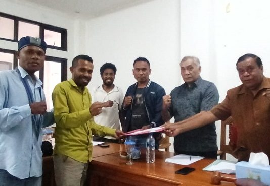 Apresiasi Vonis Mati SAS, Aliansi Cipayung Minta Pemda dan Sinode GMIT Beri Perhatian Serius ke Korban Koordinator AKU Alor Erwin Padademang (kedua kiri) di dampingi Ketua GMKI Calfin Karbeka dan sejumlah pimpinan OKP Cipayung ketika menyerahkan tuntutannya kasus SAS ke DPRD, pada bulan September 2022. Mereka meminta DPRD dan Pemda fokus perhatian anggaran pada pencegahan kasus kekerasan seksual di Alor buntut dari mencuatnya kasus SAS.