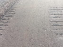 Excavator DLHD Alor Merusak Jalan Provinsi Ruas Mali-Pante Deere yang Baru Dikerjakan Aspal jalan provinsi ruas Mali-Pante Deere yang diduga dirusak oleh Axcavator DLHD Alor, Rabu (15/3).