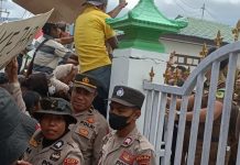 Aksi Jilid 2 Kasus Dugaan Korupsi Proyek Rumah Bencana Seroja Alor Ricuh Masa aksi terlihat memanjat pintu gerbang dan berusaha memaksa menjebol pintu kantor Kejaksaan Negeri Alor saat demo kasus dugaan korupsi proyek rumah bencana Seroja, Kamis (16/3) di kantor Kejaksaan, Kalabahi.