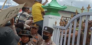 Aksi Jilid 2 Kasus Dugaan Korupsi Proyek Rumah Bencana Seroja Alor Ricuh Masa aksi terlihat memanjat pintu gerbang dan berusaha memaksa menjebol pintu kantor Kejaksaan Negeri Alor saat demo kasus dugaan korupsi proyek rumah bencana Seroja, Kamis (16/3) di kantor Kejaksaan, Kalabahi.