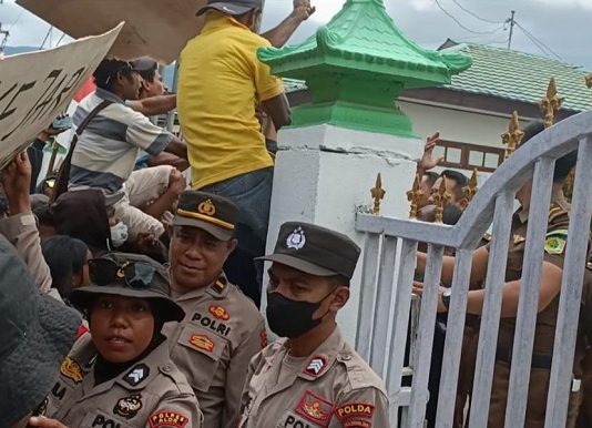Aksi Jilid 2 Kasus Dugaan Korupsi Proyek Rumah Bencana Seroja Alor Ricuh Masa aksi terlihat memanjat pintu gerbang dan berusaha memaksa menjebol pintu kantor Kejaksaan Negeri Alor saat demo kasus dugaan korupsi proyek rumah bencana Seroja, Kamis (16/3) di kantor Kejaksaan, Kalabahi.