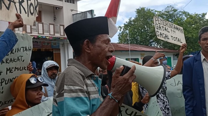 Yulius Fatakay, tokoh adat Desa Waisika Kecamatan ATL, sedang berorasi di depan kantor Kejaksaan, menuntut jaksa proses hukum dugaan korupsi proyek rumah bencana Seroja senilai Rp 54 Miliar. 