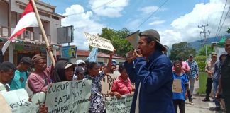 Polisi Tetapkan Dua Mahasiswa Anti Korupsi Alor Tersangka Ketua Mahasiswa KEMILAU Antipas Kamengkol sedang berorasi di kantor Kejaksaan Negeri Alor, Kamis (16/3). Mereka menuntut Jaksa segera menetapkan para pihak yang diduga korupsi dana bencana seroja senilai Rp 54 Miliar.